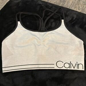 🧘🏼‍♀️ - Calvin Klein Performance sports bra